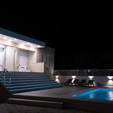Marroni Retreat - Pool - - Gym Apartamento Skotina