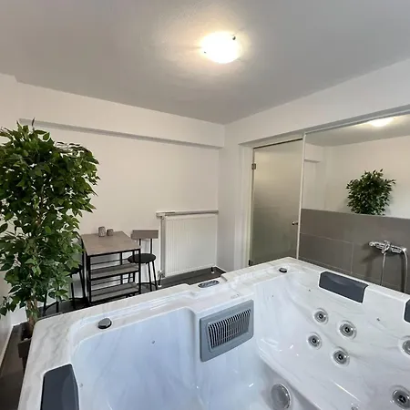 Marroni Retreat - Pool - - Gym *