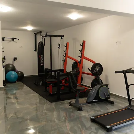 Marroni Retreat - Pool - - Gym Skotina