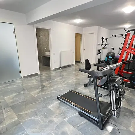 Marroni Retreat - Pool - - Gym Skotina